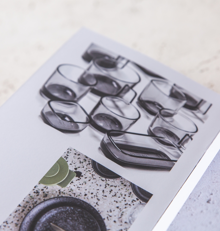 detail van brochure pagina met foto van glazen