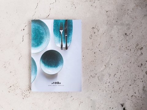 seru brochure cover foto met blauwe kommetjes