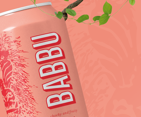 Babbu blik op roze achtergrond met liaan